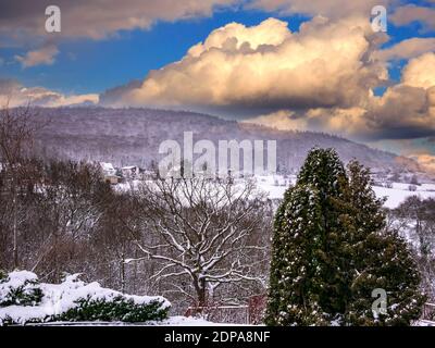 Winterlandschaft mit dramatisch bewölktem Himmel. Stockfoto