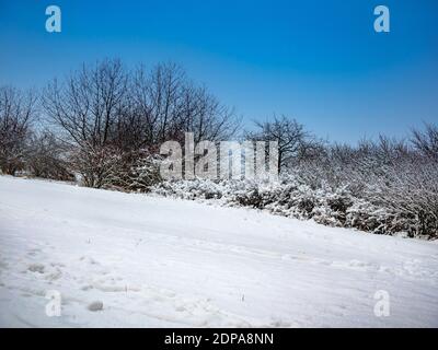 Winterlandschaft unter blauem Himmel Stockfoto