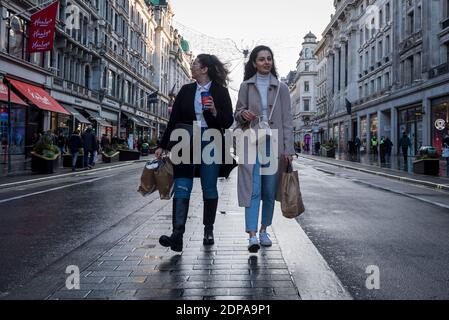 London, Großbritannien. 19 Dezember 2020. Shopper im West End am letzten Wochenende vor Weihnachten. Einzelhandelsgeschäfte bleiben unter Tier 3, sehr hohe Alarmstufe, Beschränkungen geöffnet, aber die britische Regierung erwägt, eine weitere Sperre zu verhängen, um zu versuchen, die laufende Coronavirus-Pandemie zu kontrollieren, während die Fälle weiter zunehmen. Kredit: Stephen Chung / Alamy Live Nachrichten Stockfoto