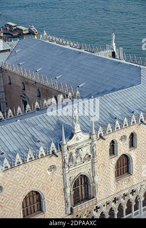 Der Blick über den Dogenpalast (Palazzo Ducale) vom Markusturm, Venedig, Venetien, Italien Stockfoto