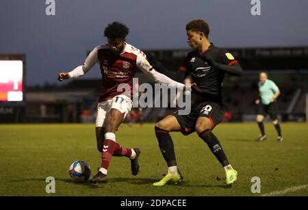 Lincoln Citys Brennan Johnson (rechts) und Northampton Town's Ricky Korboa (links) kämpfen während des Sky Bet League One Matches im PTS Academy Stadium, Northampton, um den Ball. Stockfoto