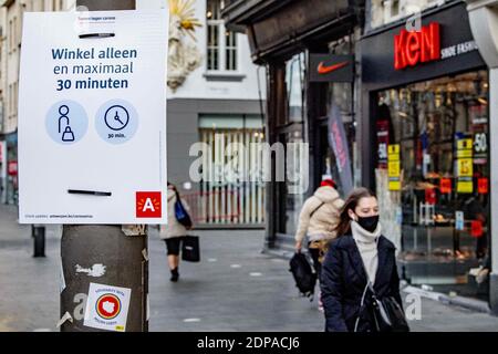 Holländer können am 19. Dezember 2020 in Antwerpen, Belgien, Weihnachtsgeschäft machen. Die Geschäfte sind geöffnet und die Einkaufsstraßen in Belgien sind belebt. Negative Testanforderung nur für diejenigen, die in Belgien bleiben. Für mehr als 48 Stunden sind die holländischen Geschäfte wegen der harten Sperre geschlossen. Die Einkaufsstraßen sind während der Sperre leer. Das Zentrum ist leer, die Geschäfte sind wegen der strikten Sperrung mindestens bis zum 19. Januar geschlossen. Verschärfte Koronamaßnahmen. Das Kabinett will Geschäfte, Schulen und Kontaktberufe schließen, um dem starken Anstieg der Zahl neuer Corona-Infektionen ein Ende zu setzen. Foto by R Stockfoto