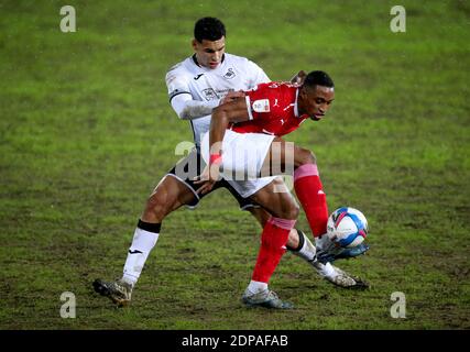 Ben Cabango von Swansea City (links) und Victor Adeboyejo von Barnsley kämpfen während des Sky Bet Championship-Spiels im Liberty Stadium in Swansea um den Ball. Stockfoto