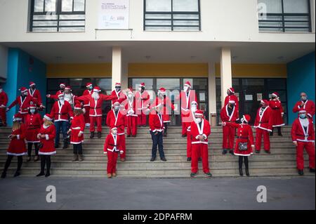 Menschen in Weihnachtsmann-Kostümen posieren für ein Gruppenfoto während der Veranstaltung. Eine Gruppe Motorradfahrer treffen sich jedes Jahr in der Innenstadt von Torremolinos, um an einem Wohltätigkeitsrennen teilzunehmen, das in Weihnachtsmann-Kostümen gekleidet ist und Spielzeug für Kinder sammelt. Stockfoto