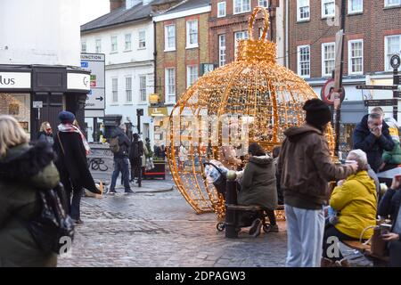 St. Albans, Großbritannien. Dezember 2020. Geschäftige City High Street als weihnachtseinkäufer einkaufen, bevor Tier 4 covid Vorschriften beginnen, gegen einen neuen Stamm von Coronavirus zu schützen Quelle: Tom holt/Alamy Live News Stockfoto