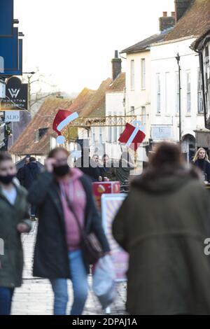 St. Albans, Großbritannien. Dezember 2020. Geschäftige City High Street als weihnachtseinkäufer einkaufen, bevor Tier 4 covid Vorschriften beginnen, gegen einen neuen Stamm von Coronavirus zu schützen Quelle: Tom holt/Alamy Live News Stockfoto