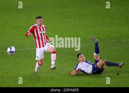 Jordan Thompson von Stoke City (links) und Stewart Downing von Blackburn Rovers kämpfen während des Sky Bet Championship-Spiels im bet365 Stadium, Stoke-on-Trent, um den Ball. Stockfoto