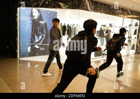 HONGKONG - PROTEST - SHOPPING DE NOEL Manifestation avec de fortes interventions policières dans Center Commercial. HONGKONG - PROTEST - WEIHNACHTEN S Stockfoto