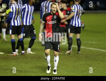 Kyle McFadzean von Coventry City scheint niedergeschlagen zu sein, als die Spieler am Sheffield Wednesday nach dem letzten Pfiff während des Sky Bet Championship-Spiels im Hillsborough Stadium, Sheffield, feiern. Stockfoto