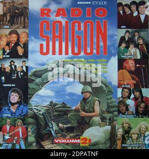 Radio Saigon Vol.2 - Turtles, Bee Gees, Fleetwood Mac, Donovan, Kinks, Procul Harum, Joe Cocker, Small Faces, Creedence Clearwater Revival, Melanie, Shocking Blue, Chrispian St - Vintage Vinyl Album Cover Stockfoto