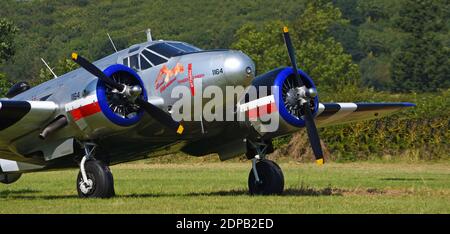 Nahaufnahme der Douglas Dakota Flugzeuge "Good Vibrations" 1164 Flugzeuge auf der Landebahn. Stockfoto