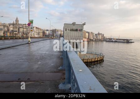 Blick von der Galata-Brücke, Istanbul in der Türkei am 6. Dezember 2020. Die Straßen von Istanbul, die wegen der Ausgangssperre am Wochenende leer sind. Stockfoto