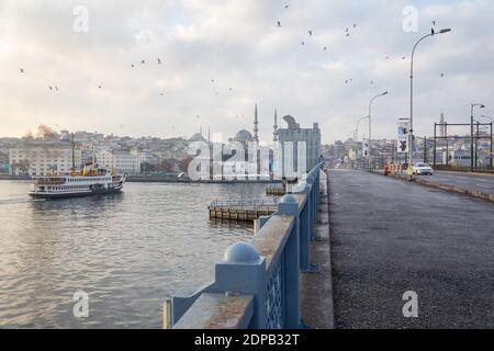 Blick von der Galata-Brücke, Istanbul in der Türkei am 6. Dezember 2020. Die Straßen von Istanbul, die wegen der Ausgangssperre am Wochenende leer sind. Stockfoto