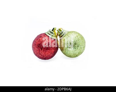 Zwei Weihnachtskugeln auf weißem Hintergrund. Weihnachtsdekor und Spielzeug. Stockfoto
