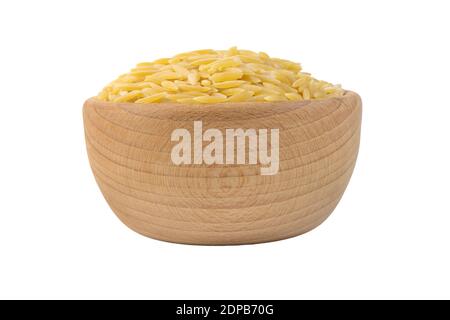 In Griechenland genannt kritharaki. In Italien genannt Orzo. Reisnudeln in Holzschüssel isoliert auf weißem Hintergrund. Art der Pasta. Lebensmittelzutat. Stockfoto