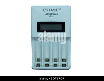 AA- und AAA-Batterien, die in Akkuladegeräten wiederaufladbar sind Stockfoto