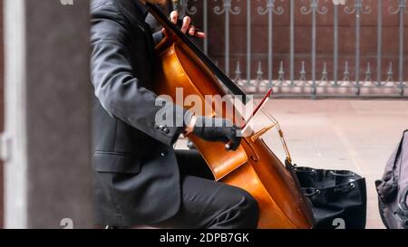 Nahaufnahme eines Straßenmusikers, der Cello spielt Stockfoto