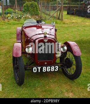 Vintage Dark Red 1928 Austin Seven geparkt auf Gras. Stockfoto