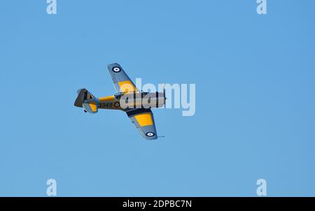 Vintage North American T-6C Harvard 11A Flugzeuge im Flug Stockfoto