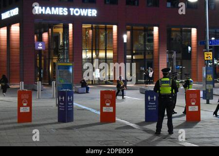 Britische Verkehrspolizei steht vor dem Bahnhof von Reading im Dienst Während COVID-19 Stockfoto