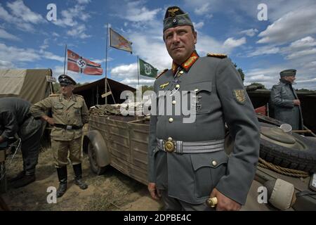 Mann mit nazi-Uniformen bei der Nachstellung von Krieg und Frieden. Stockfoto