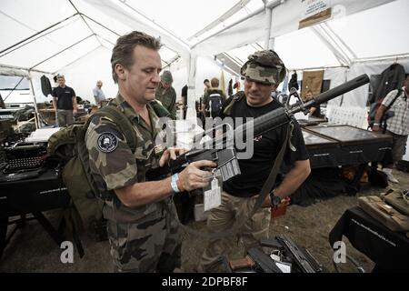 GROSSBRITANNIEN /England / Kent /Jeden Sommer versammeln sich Tausende von Menschen aus aller Welt in einem Kentish-Feld und lassen die Gegenwart fest hinter sich. Stockfoto