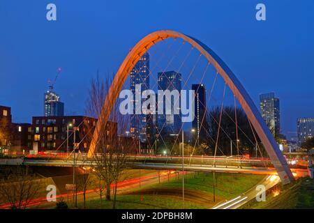 Moderne Skyline von Süden aus mit 2021m mit Hulme Arch und Princess Road-Zugang vom Süden und Manchester Airport. Stockfoto