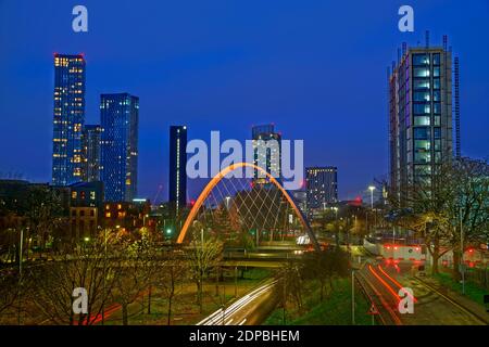 Moderne Skyline von Süden aus mit 2021m mit Hulme Arch und Princess Road-Zugang vom Süden und Manchester Airport. Stockfoto