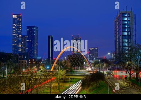 Moderne Skyline von Süden aus mit 2021m mit Hulme Arch und Princess Road-Zugang vom Süden und Manchester Airport. Stockfoto