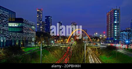 Moderne Skyline von Manchester aus dem Jahr 2021 von Süden mit Hulme Arch und einem Teil der Manchester Metropolitan University auf der linken Seite. Stockfoto