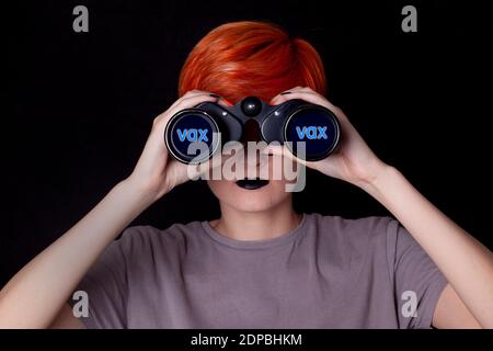 Mädchen mit Fernglas - wartet auf einen vax Stockfoto