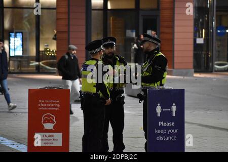 Britische Verkehrspolizei steht vor dem Bahnhof von Reading im Dienst Während COVID-19 Stockfoto