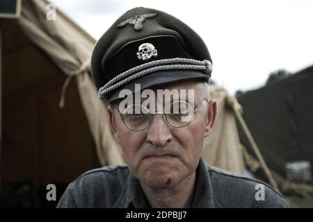 KENT, Großbritannien - Schauspieler, der sich als deutsche Militärpolizei aus dem 2. Weltkrieg bei der Military Odyssey Re-enactment Veranstaltung in Kent aufstellte. Stockfoto