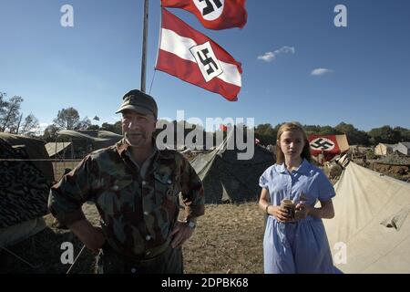 GROSSBRITANNIEN/England/Kent/Hakenkreuz-Flagge bei der Nachstellung von Krieg und Frieden, militärische Nachstellung, Stockfoto