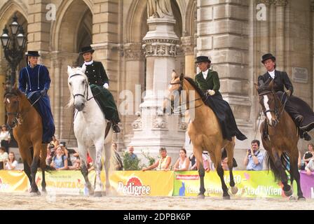 Wien, Österreich. Juni 16, 2007. Tierschutztage in Wien am Rathausplatz. Reiten mit traditioneller Reitkleidung. Stockfoto