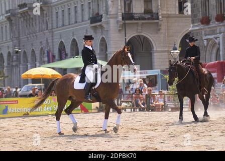 Wien, Österreich. Juni 16, 2007. Tierschutztage in Wien am Rathausplatz. Reiten mit traditioneller Reitkleidung. Stockfoto