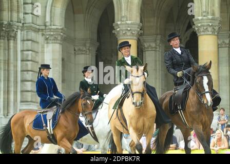 Wien, Österreich. Juni 16, 2007. Tierschutztage in Wien am Rathausplatz. Reiten mit traditioneller Reitkleidung. Stockfoto