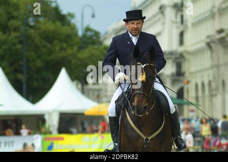 Wien, Österreich. Juni 16, 2007. Tierschutztage in Wien am Rathausplatz. Reiten mit traditioneller Reitkleidung. Stockfoto