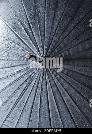 Nahaufnahme der Regenschirmstruktur in Regentropfen Stockfoto