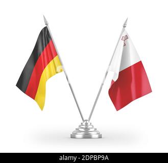 Malta und Deutschland Tischflaggen isoliert auf weißem 3D-Rendering Stockfoto