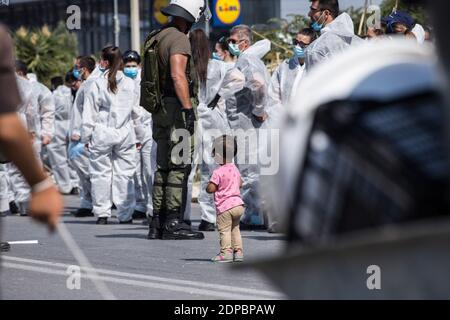 Lesbos, Griechenland. September 2020. Ein Kind steht neben einem Polizisten im Lager Kara Tepe in Lesbos.das neue Lager Kara Tepe, auch bekannt als Moria 2.0, ist ein provisorischer Zeltbau, den die griechische Regierung nach dem Brand in Moria am 9. September gebaut hat. Das Lager beherbergt 7500 Asylsuchende und wurde am Rande des Meeres auf einem ehemaligen militärischen Schießplatz errichtet. Quelle: Danilo Campailla/SOPA Images/ZUMA Wire/Alamy Live News Stockfoto