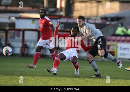 Swindon, Großbritannien. Dezember 2020. Diallang Jaiyesimi von Swindon Town und Jason Pearce von Charlton Athletic während des EFL Sky Bet League 1 Spiels zwischen Swindon Town und Charlton Athletic am County Ground, Swindon, England, am 19. Dezember 2020. Foto von Dave Peters. Nur redaktionelle Verwendung, Lizenz für kommerzielle Nutzung erforderlich. Keine Verwendung bei Wetten, Spielen oder Veröffentlichungen einzelner Vereine/Vereine/Spieler. Kredit: UK Sports Pics Ltd/Alamy Live Nachrichten Stockfoto