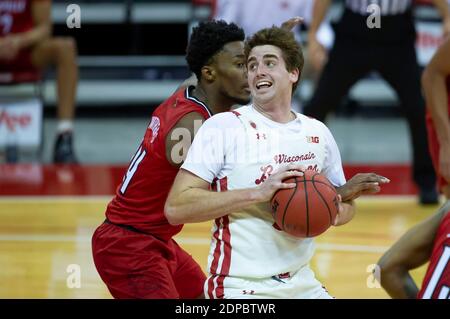 19. Dezember 2020: Wisconsin Dachs vorwärts Nate Reuvers #35 spins in den Korb für eine Punktzahl in der ersten Hälfte des NCAA Basketball-Spiels zwischen den Louisville Cardinals und den Wisconsin Dachs im Kohl Center in Madison, WI. Wisconsin führt in der Hälfte 44-22. John Fisher/CSM Stockfoto