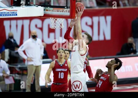 19. Dezember 2020: Wisconsin Dachs Forward Micah Potter #11 Punkte in der ersten Hälfte des NCAA Basketballspiels zwischen den Louisville Cardinals und den Wisconsin Dachs im Kohl Center in Madison, WI. Wisconsin führt in der Hälfte 44-22. John Fisher/CSM Stockfoto