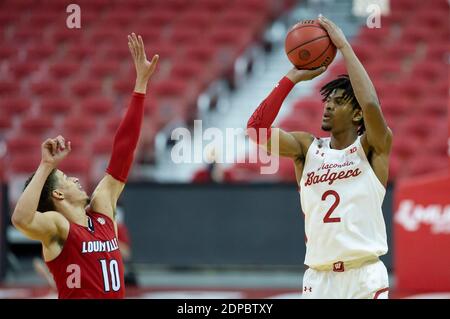 19. Dezember 2020: Wisconsin Dachs Vorwärts Aleem Ford #2 trifft einen drei-Punkte-Schuss in der ersten Hälfte des NCAA-Basketballspiels zwischen den Louisville Cardinals und den Wisconsin Dachsen im Kohl Center in Madison, WI. Wisconsin führt in der Hälfte 44-22. John Fisher/CSM Stockfoto