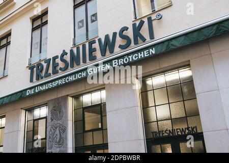 Wien, Österreich - Decembter 19 2020: Trzesniewski Buffet Snack Bar serviert traditionelle Sandwiches. Stockfoto