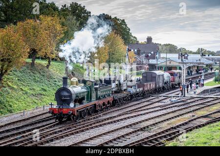SECR '01' 0-6-0 No. 65 fährt von Horsted Keynes mit der Bluebell Railway Stockfoto