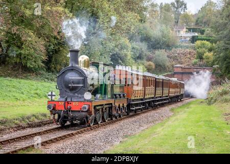 SECR '01' 0-6-0 No. 65 passiert den Standort der West Hoathley Station auf der Bluebell Railway Stockfoto