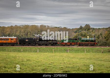 SR 'Q' 0-6-0 No. 30541 und SECR '01' 0-6-0 No. 65 nähert sich Horsted Keynes auf der Bluebell Railway Stockfoto