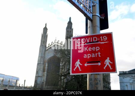 Cambridge, Großbritannien, 19-12-2020. Covid-19 Schild an Metallpfosten mit Kings College im Hintergrund angebracht, Stockfoto